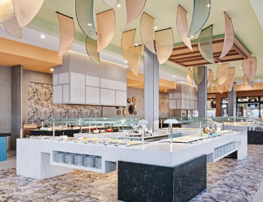 Hojas textiles para decorar los techos del buffet de un hotel