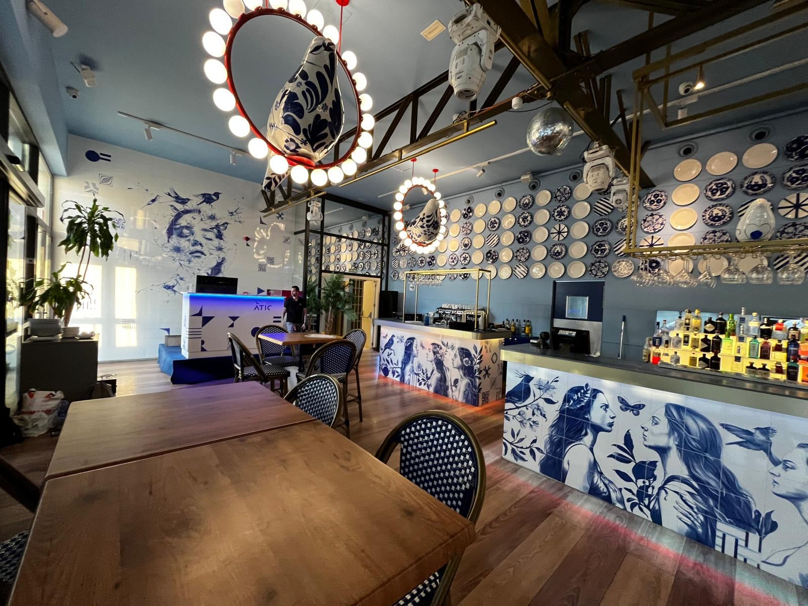 Imitación perfecta de cerámica en el restaurante Atic